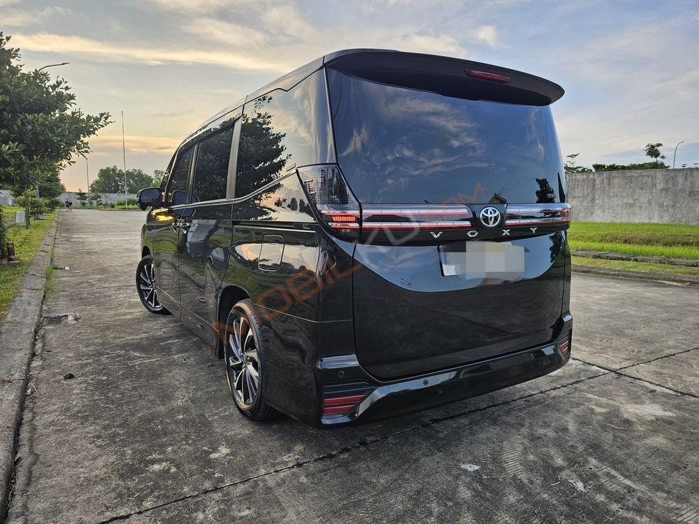 Mobil Toyota Voxy 2022