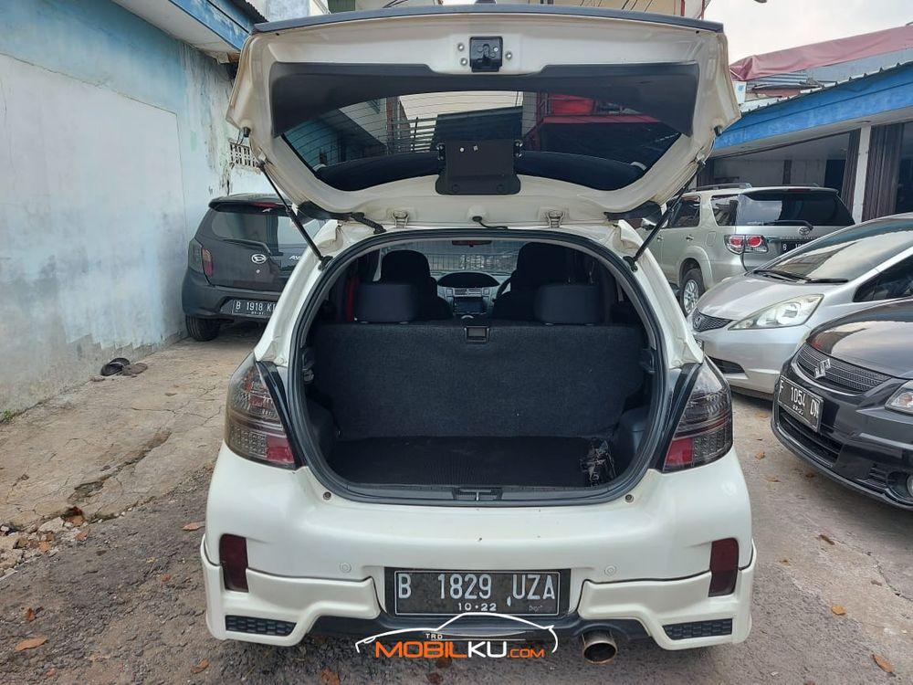 Mobil Toyota Yaris 2012