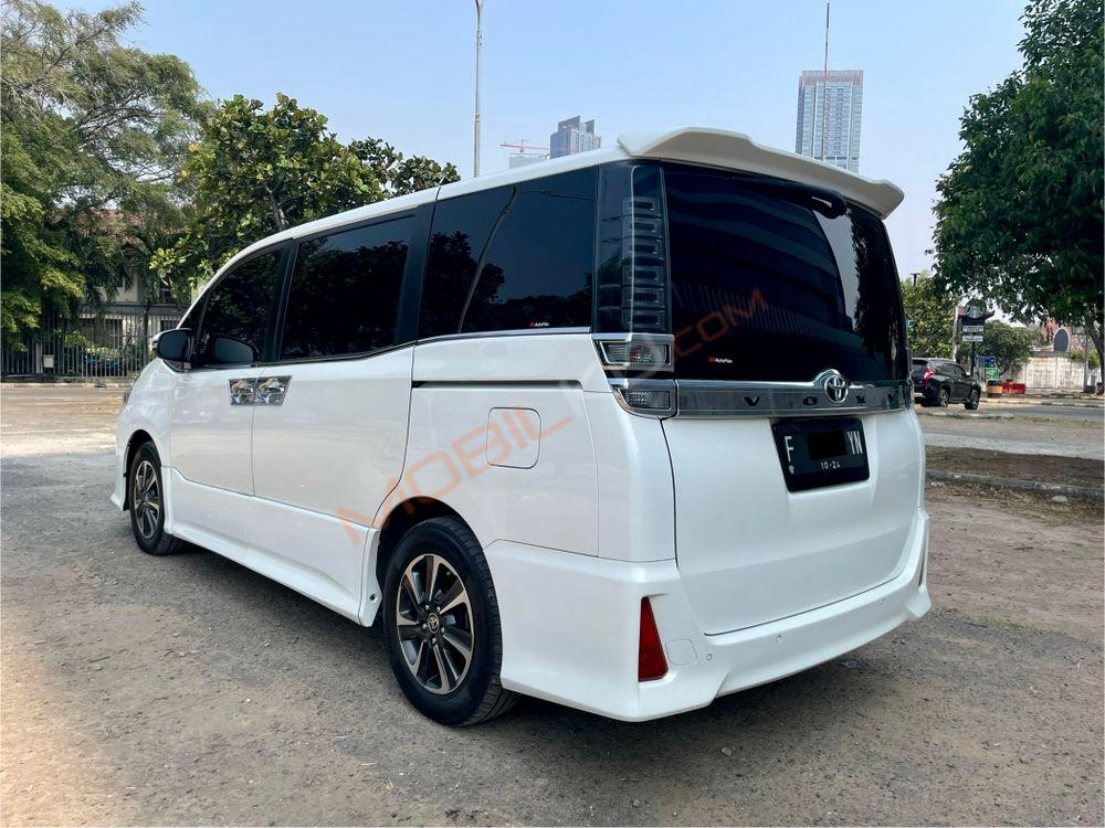 Mobil Toyota Voxy 2019