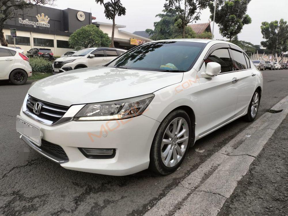 Mobil Honda Accord 2013