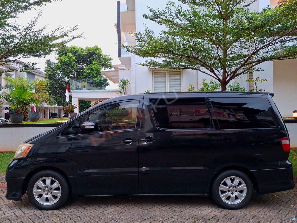 Mobil Toyota Alphard 2005