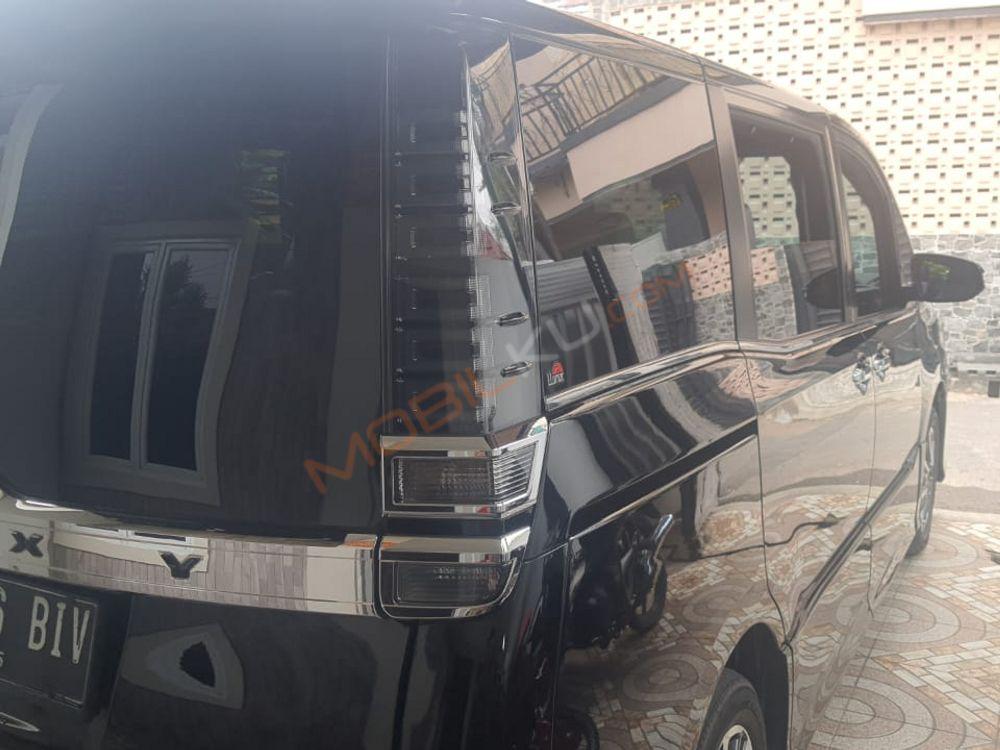 Mobil Toyota Voxy 2019