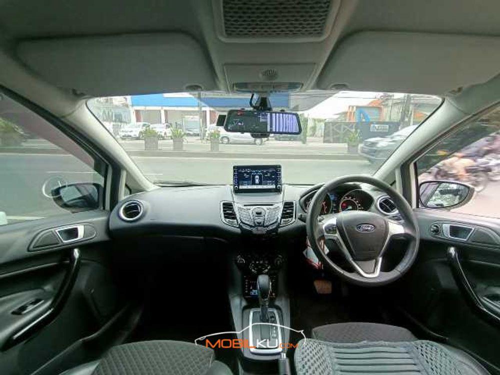 Mobil Ford Fiesta 2014