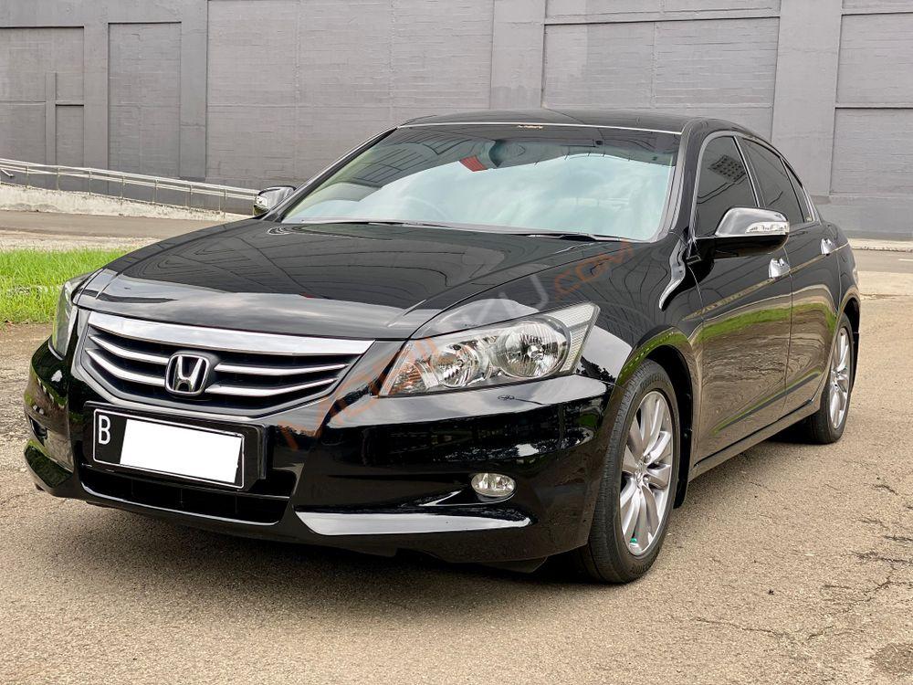 Mobil Honda Accord 2011