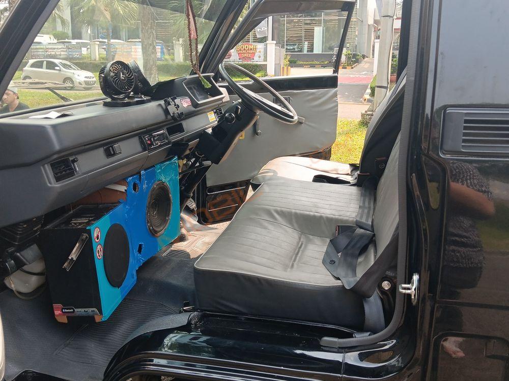 Mobil Mitsubishi L300 2022