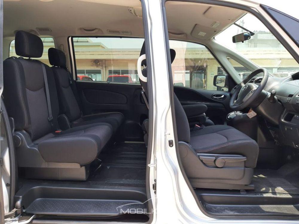 Mobil Nissan Serena 2013