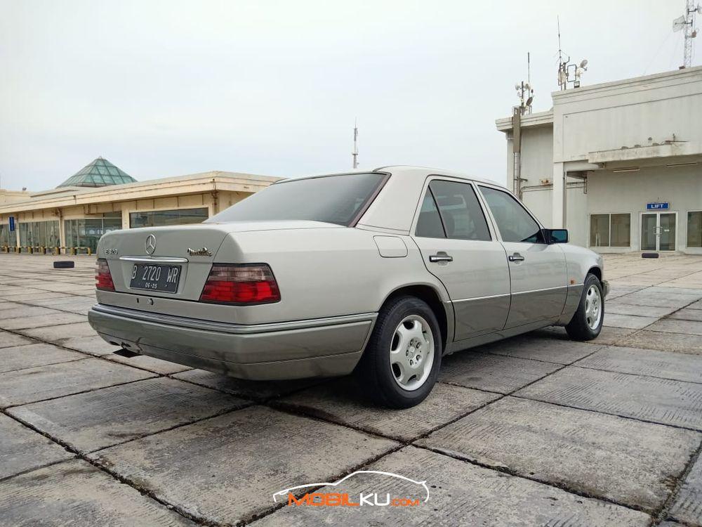 Mobil Mercedes-Benz E-Class 1995