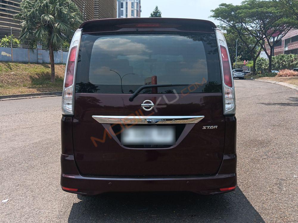 Mobil Nissan Serena 2013