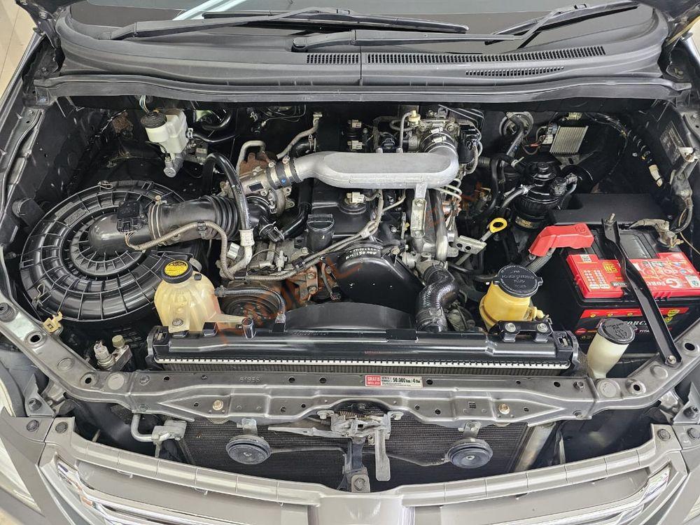 Mobil Toyota Kijang Innova 2012