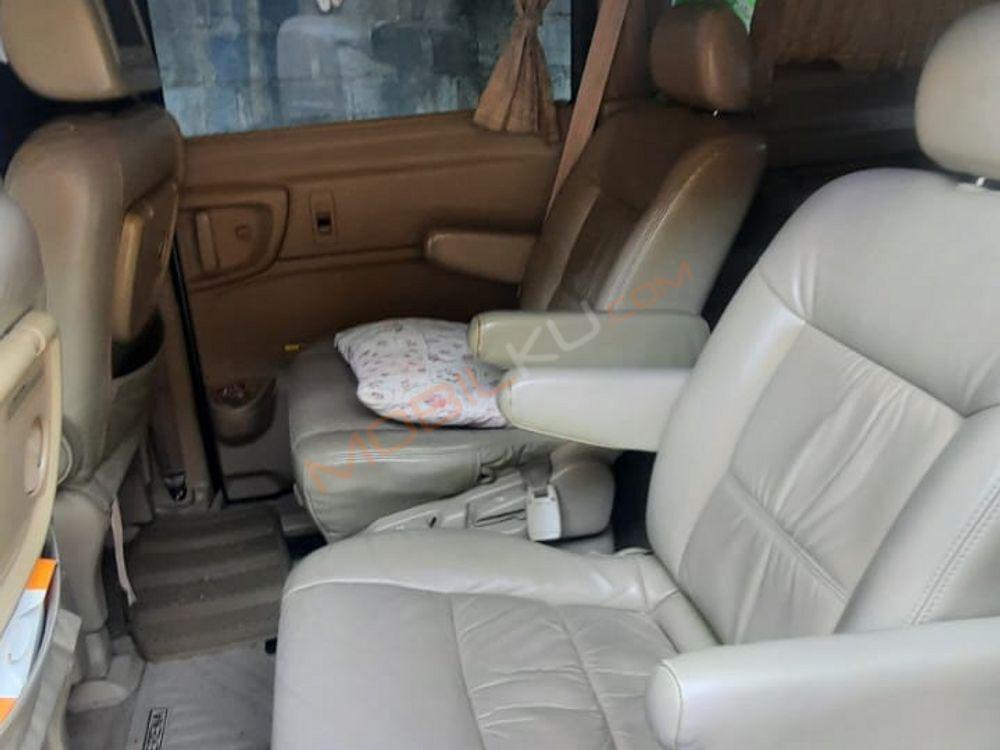 Mobil Nissan Serena 2012