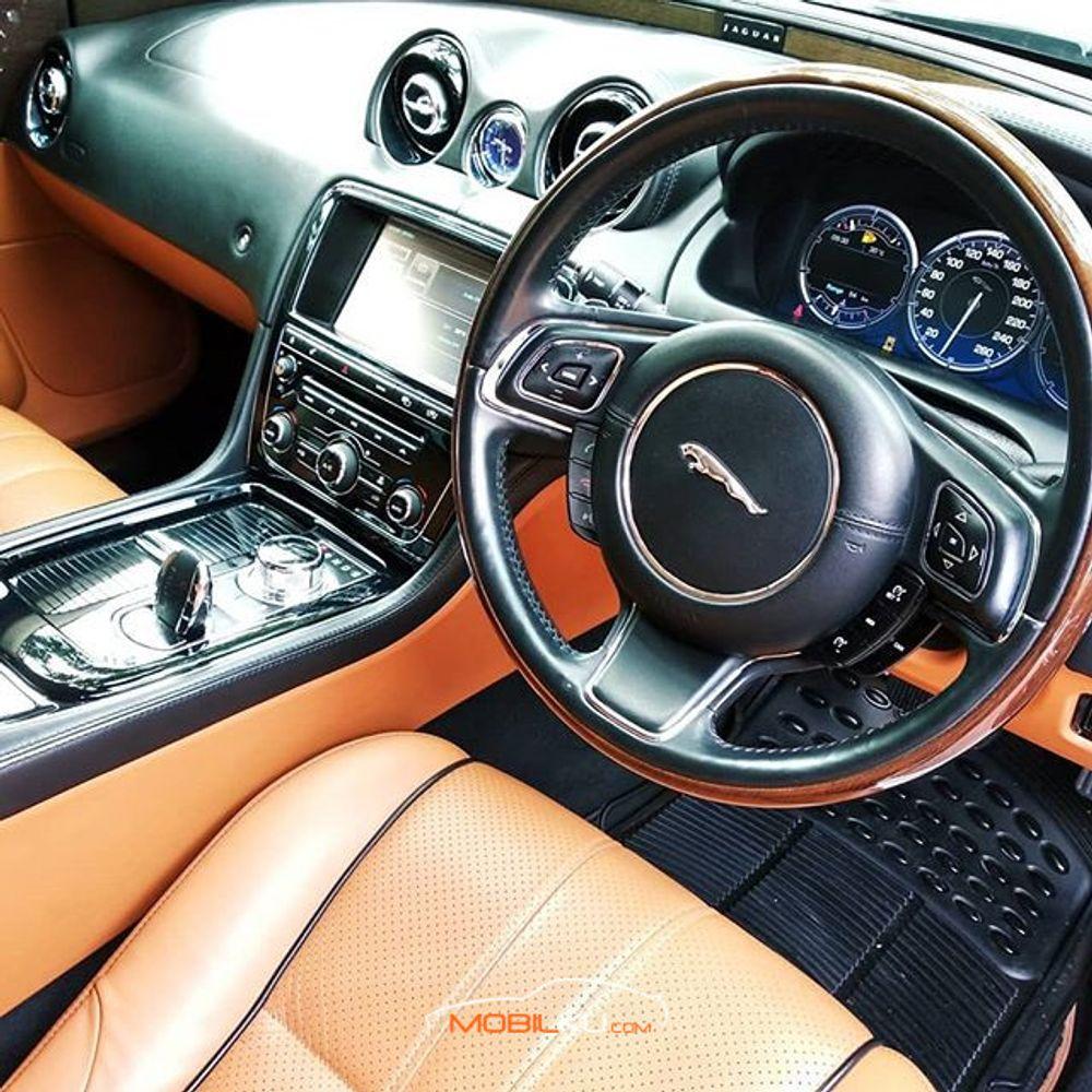 Mobil Jaguar XJ 2011