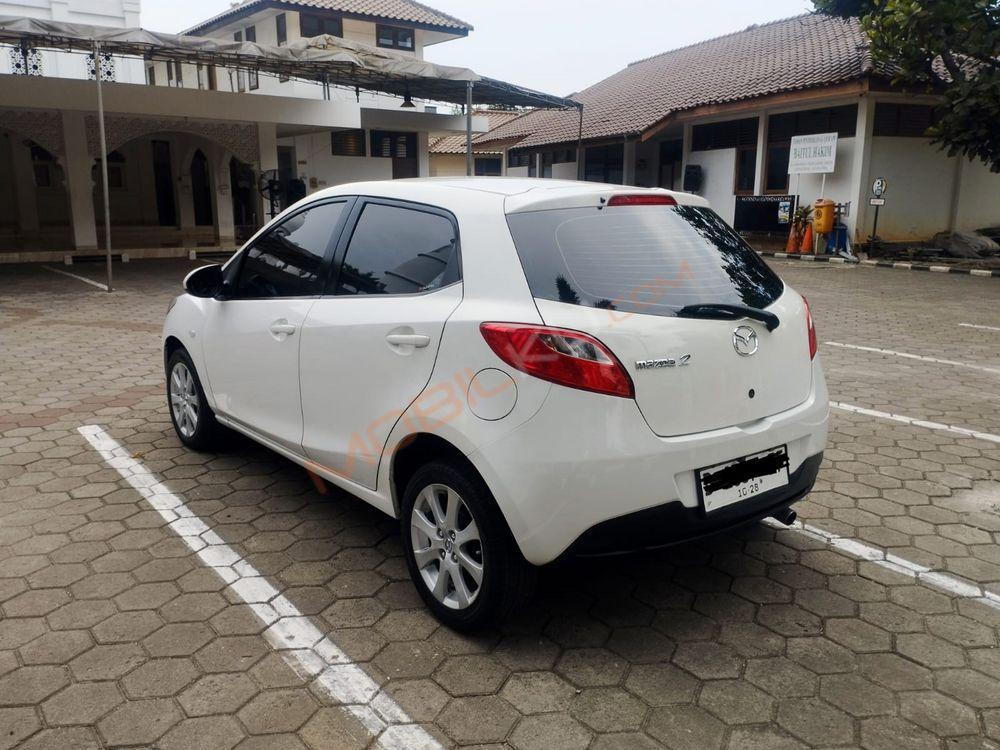 Mobil Mazda 2 Hatchback 2011