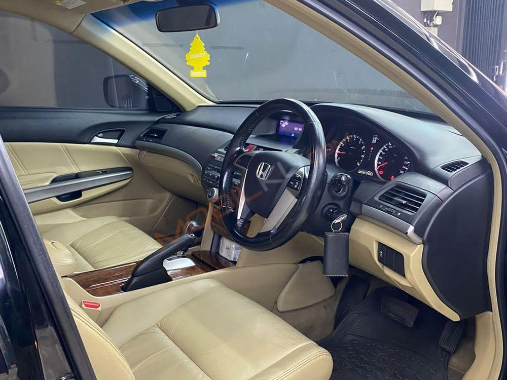 Mobil Honda Accord 2011