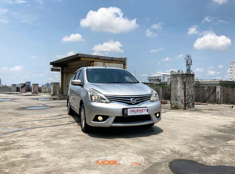 Mobil Nissan Grand Livina 2014