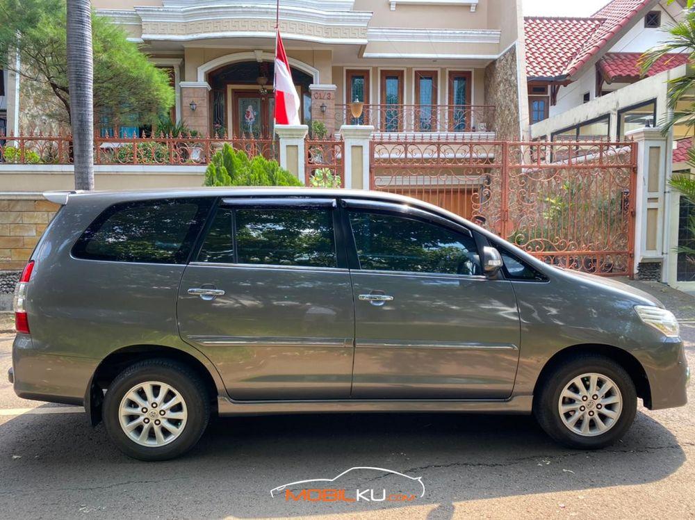 Mobil Toyota Kijang Innova 2014