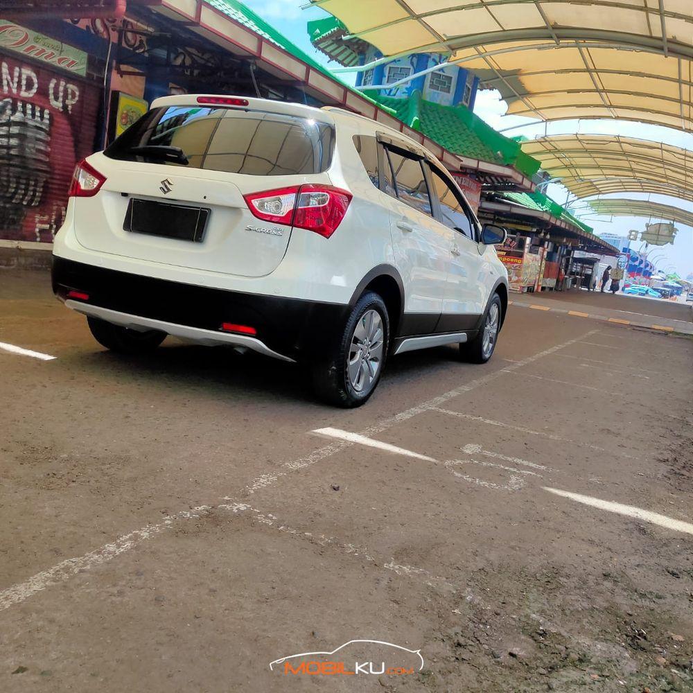 Mobil Suzuki SX4 2016