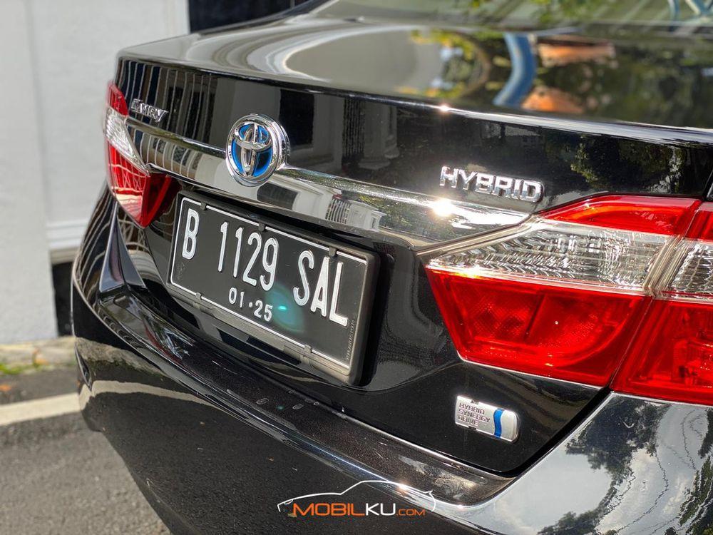 Mobil Toyota Camry 2014