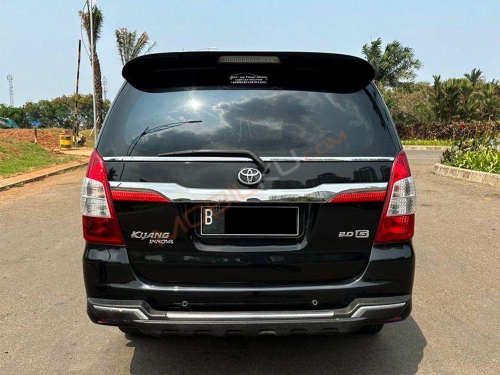 Mobil Toyota Kijang Innova 2012