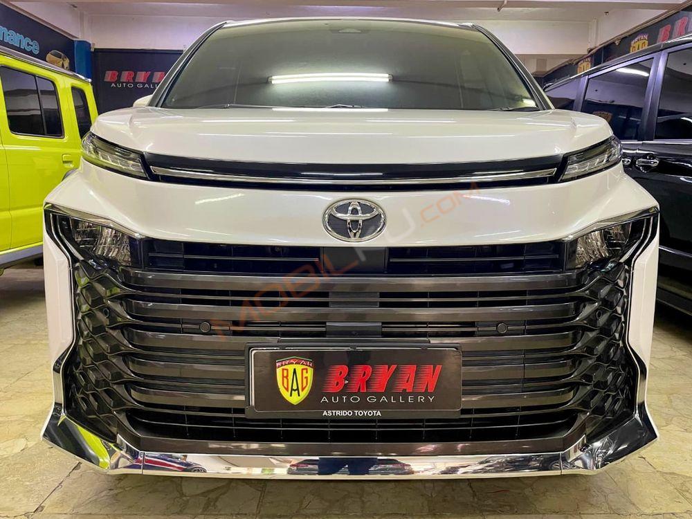 Mobil Toyota Voxy 2023