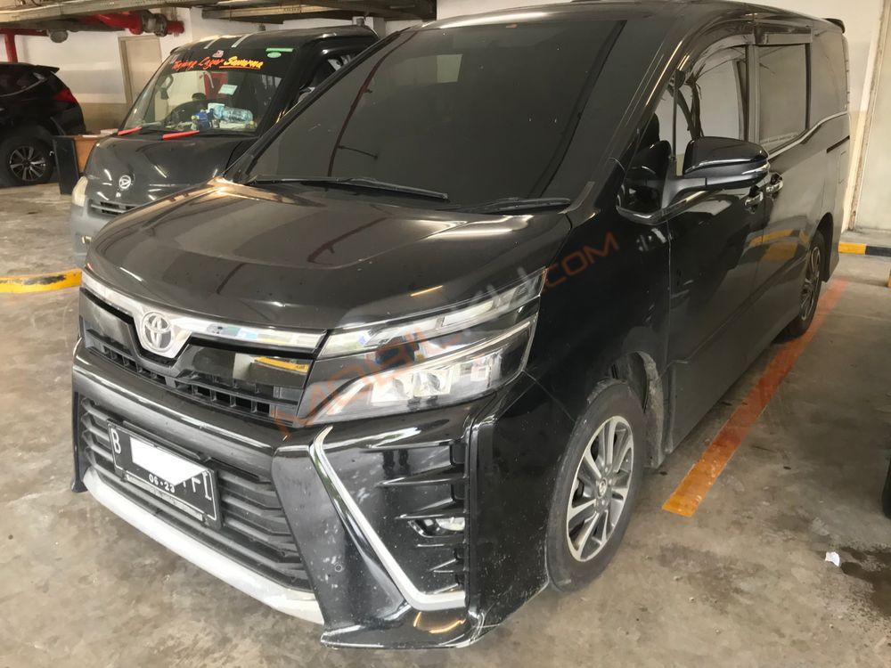 Mobil Toyota Voxy 2018
