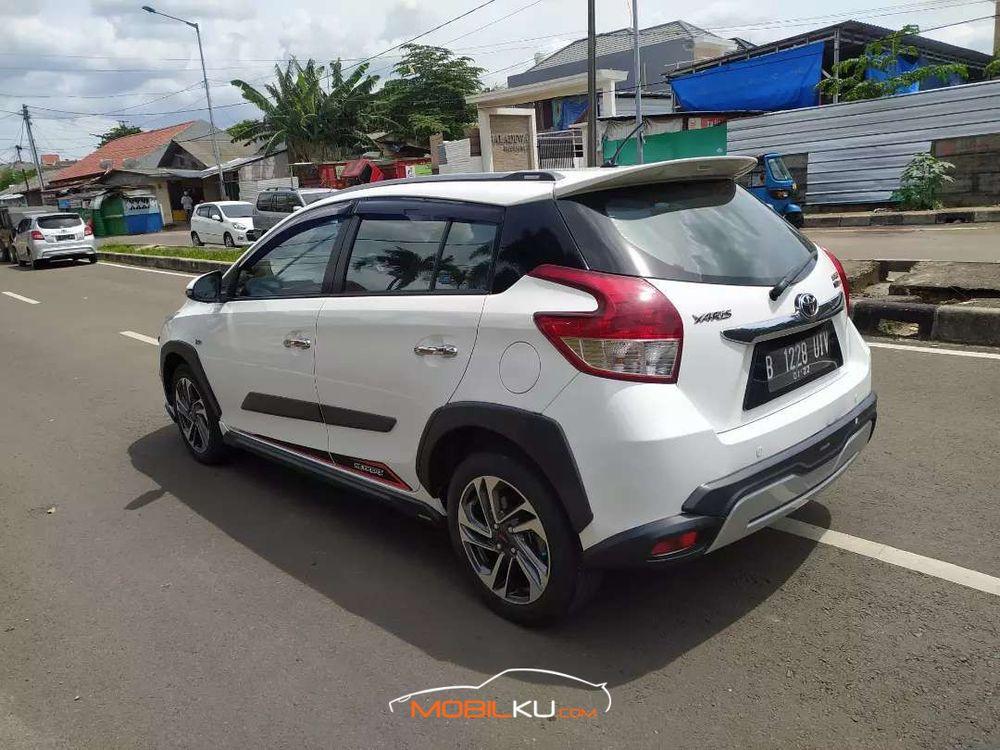 Mobil Toyota Yaris 2016
