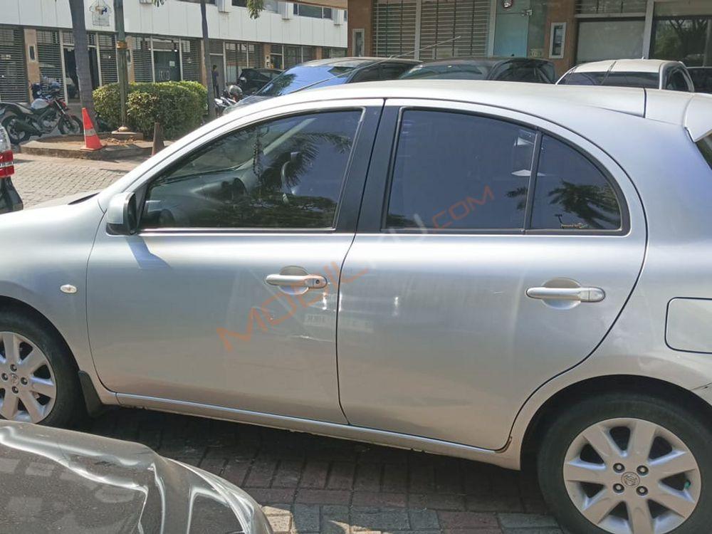 Mobil Nissan March 2013