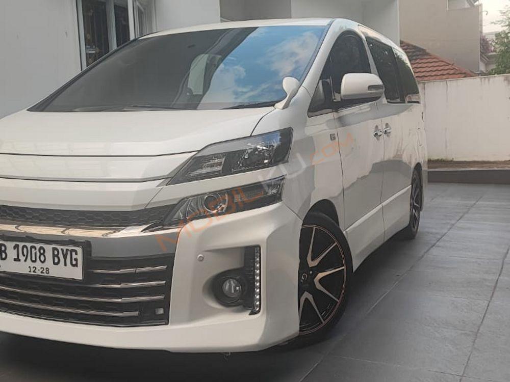 Mobil Toyota Vellfire 2013