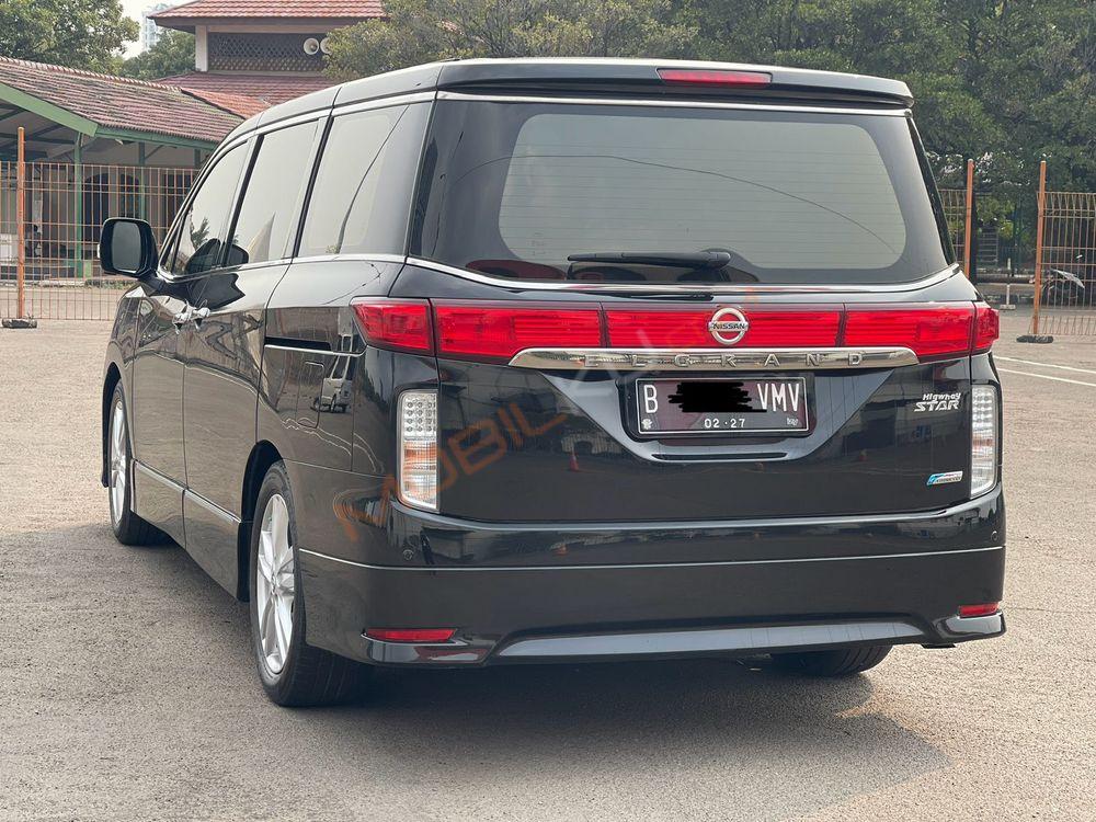 Mobil Nissan Elgrand 2013