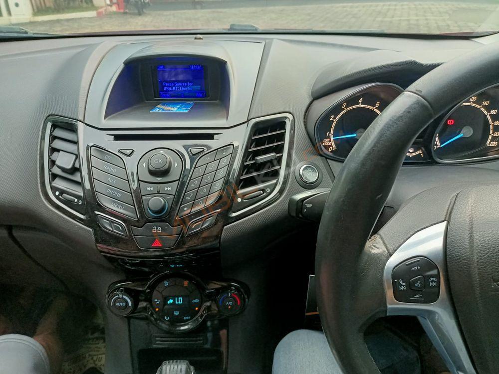 Mobil Ford Fiesta 2014