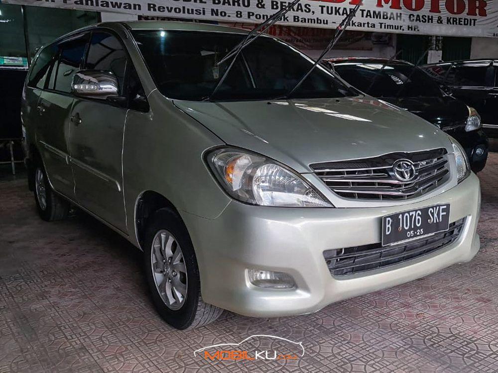 Mobil Toyota Kijang Innova 2010