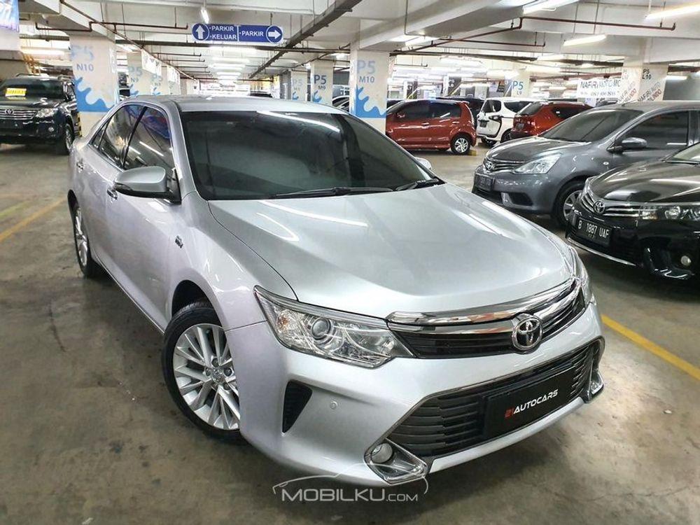 Mobil Toyota Camry 2015