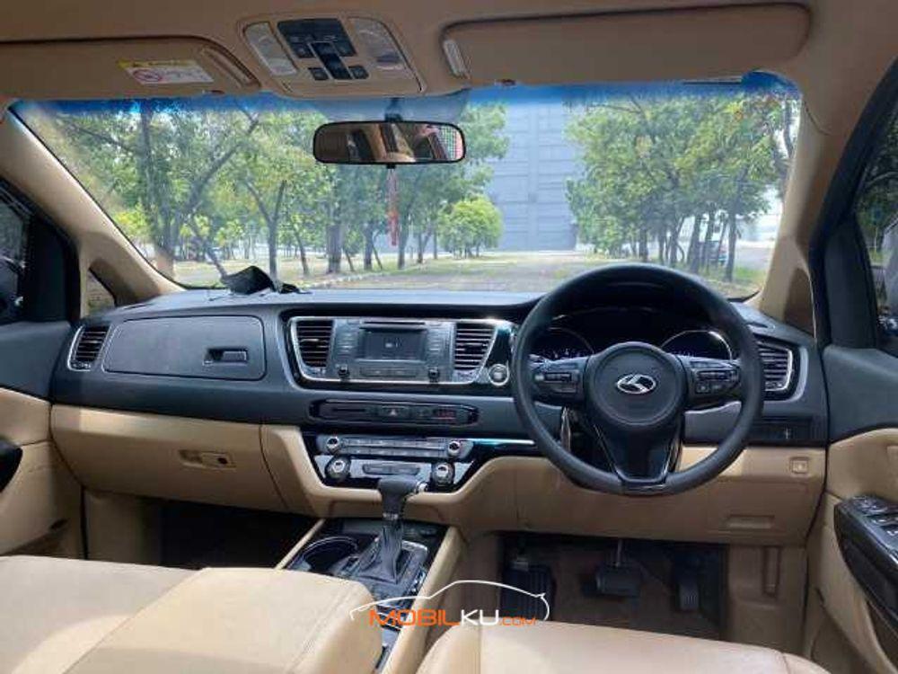 Mobil Kia Sedona 2017