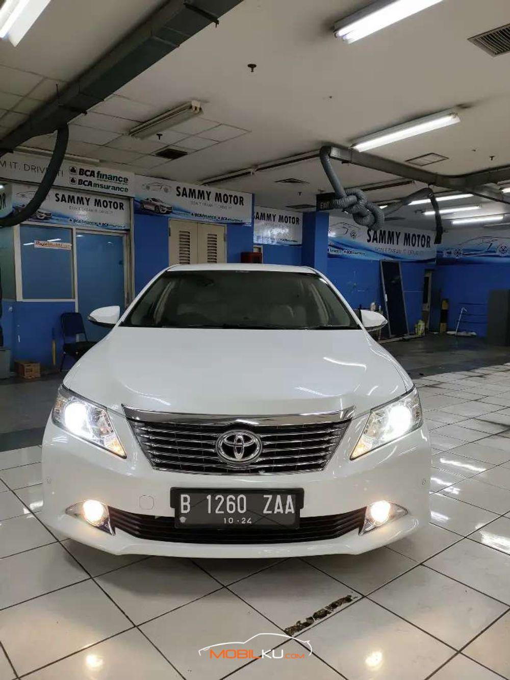 Mobil Toyota Camry 2014