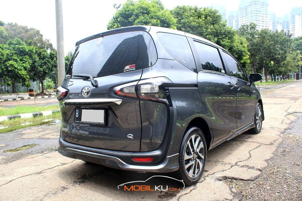 Mobil Toyota Sienta 2018