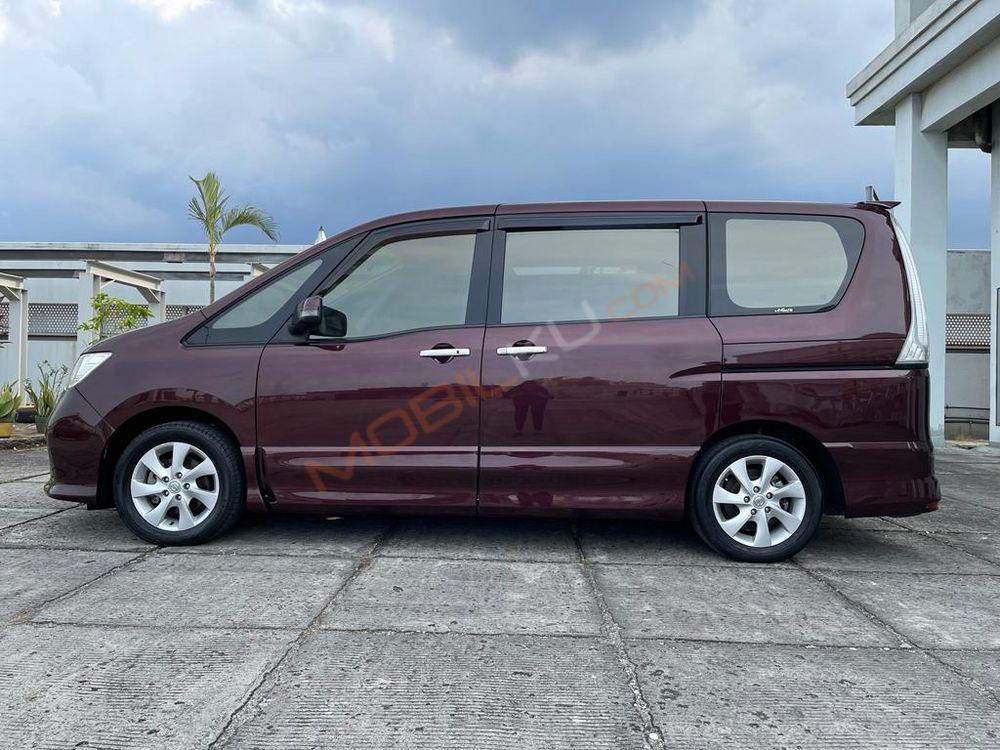 Mobil Nissan Serena 2013