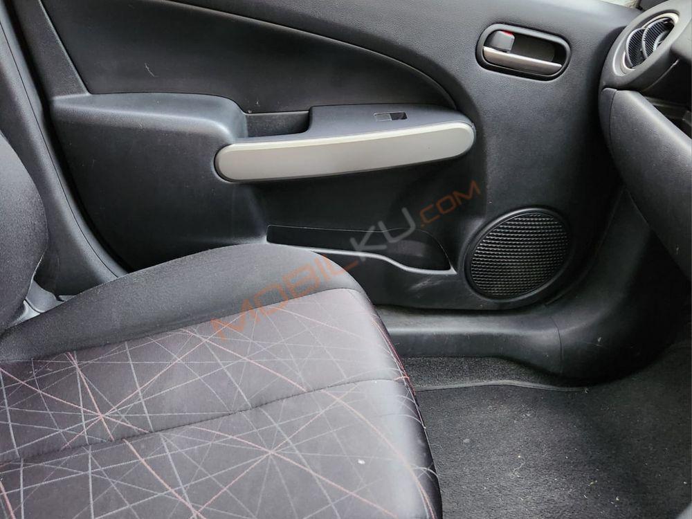 Mobil Mazda 2 Hatchback 2013