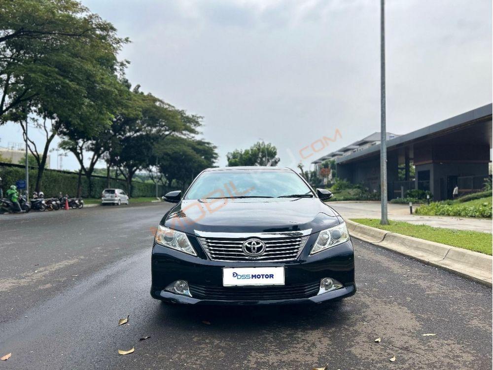 Mobil Toyota Camry 2013