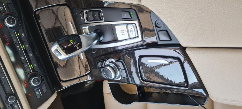 Mobil BMW 5 Series 2012