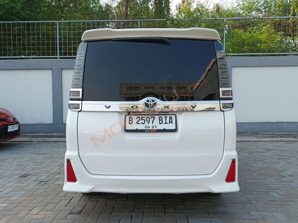 Mobil Toyota Voxy 2019