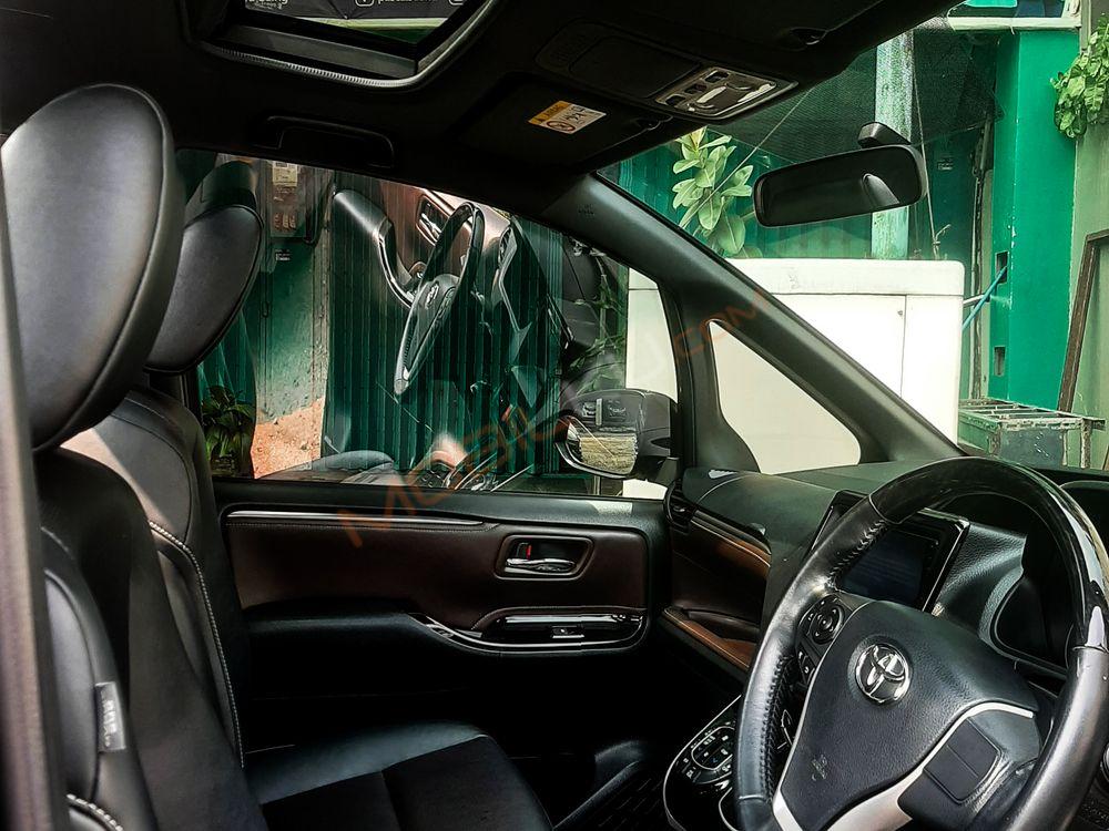 Mobil Toyota Voxy 2017