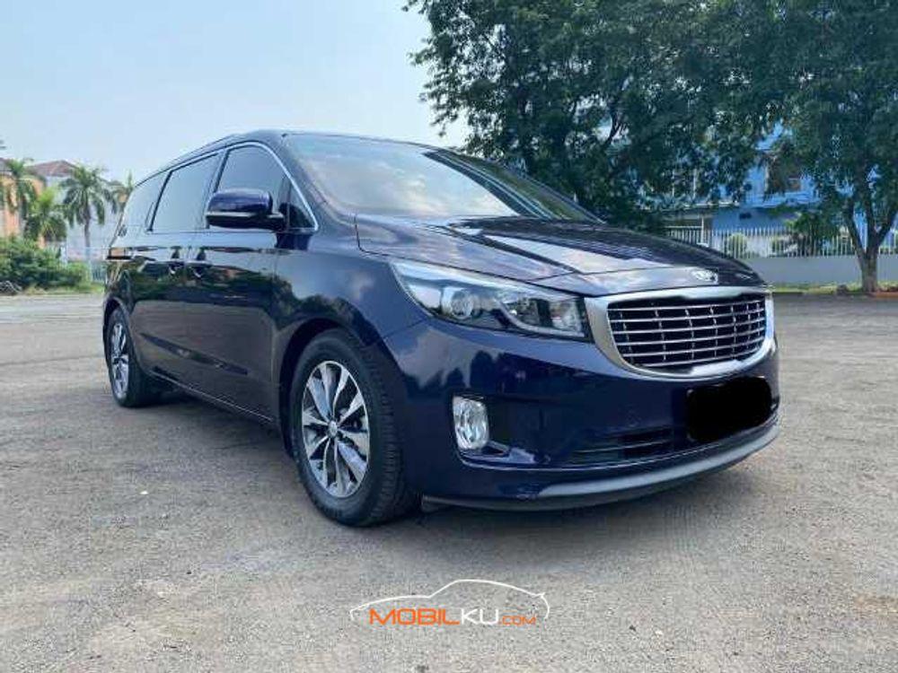 Mobil Kia Sedona 2017