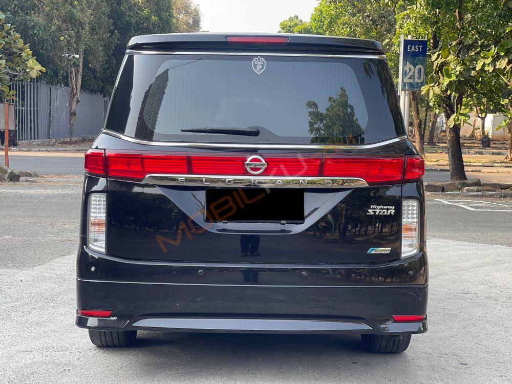 Mobil Nissan Elgrand 2011