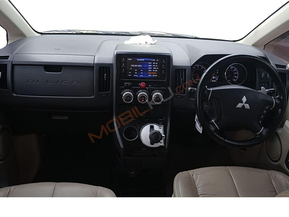 Mobil Mitsubishi Delica 2015