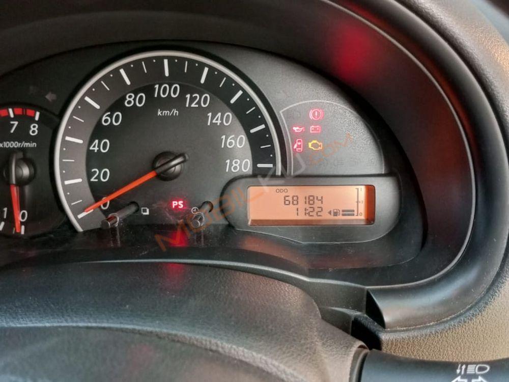 Mobil Nissan March 2013