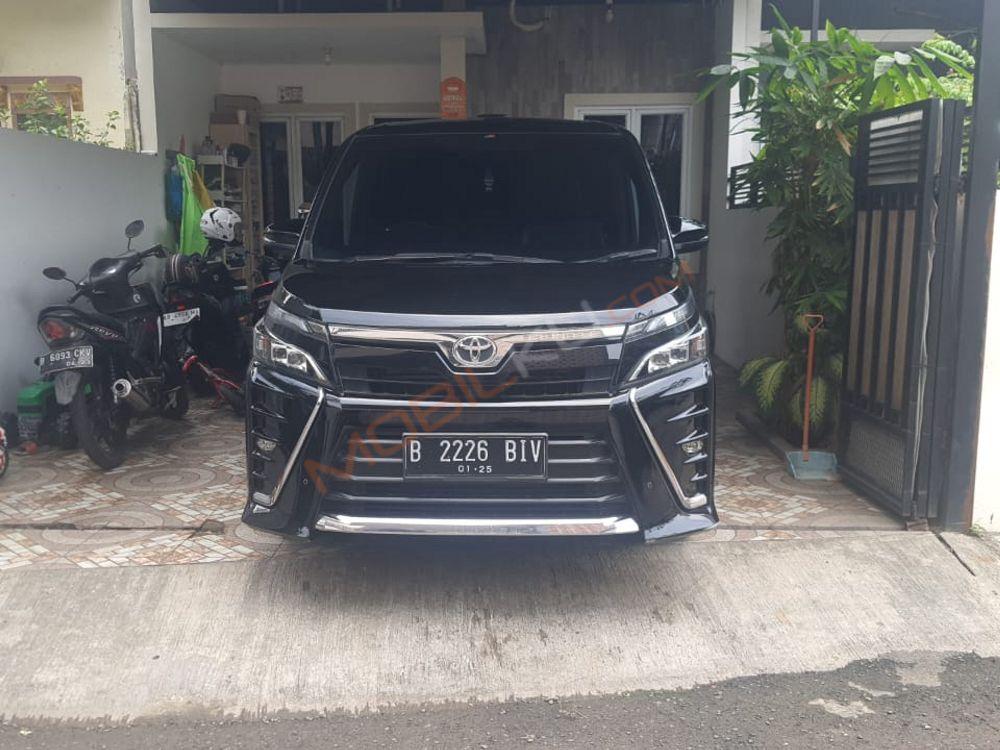 Mobil Toyota Voxy 2019