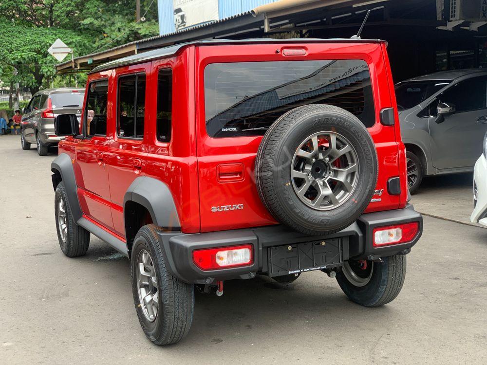 Mobil Suzuki Jimny 2023