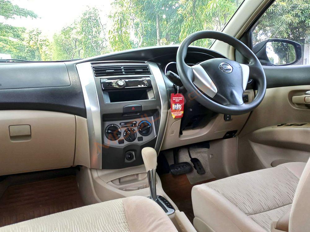 Mobil Nissan Grand Livina 2015