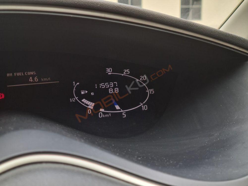 Mobil Nissan Serena 2013