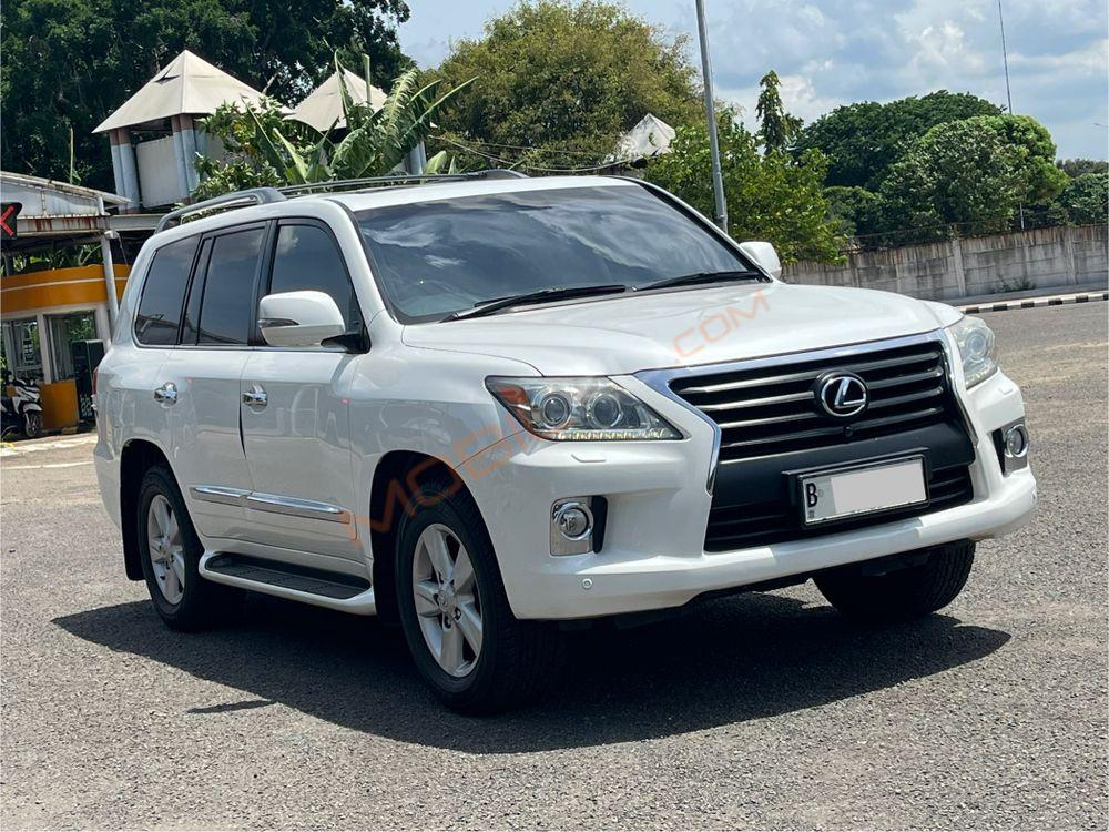 Mobil Lexus LX 2013