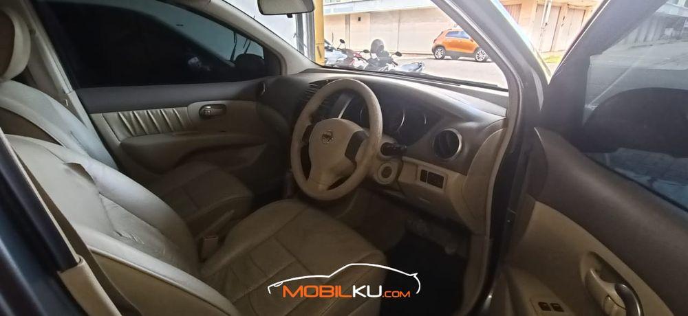 Mobil Nissan Grand Livina 2011